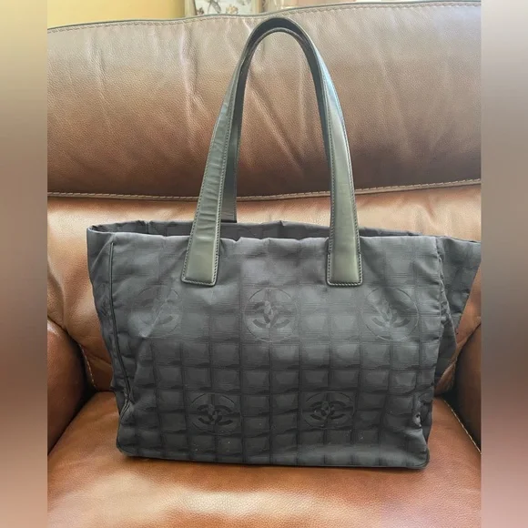 Chanel tote - Picture 1 of 10